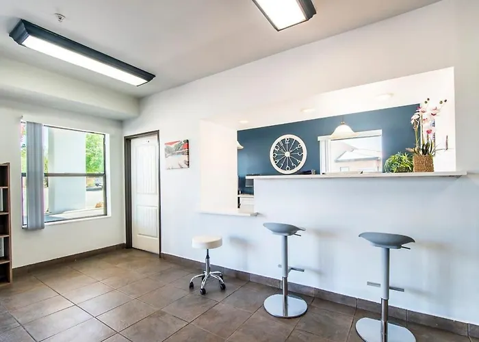 Apartment With Full Kitchen *